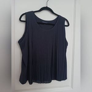 Tommy Hilfiger - Sleveless Pleated Blouse!